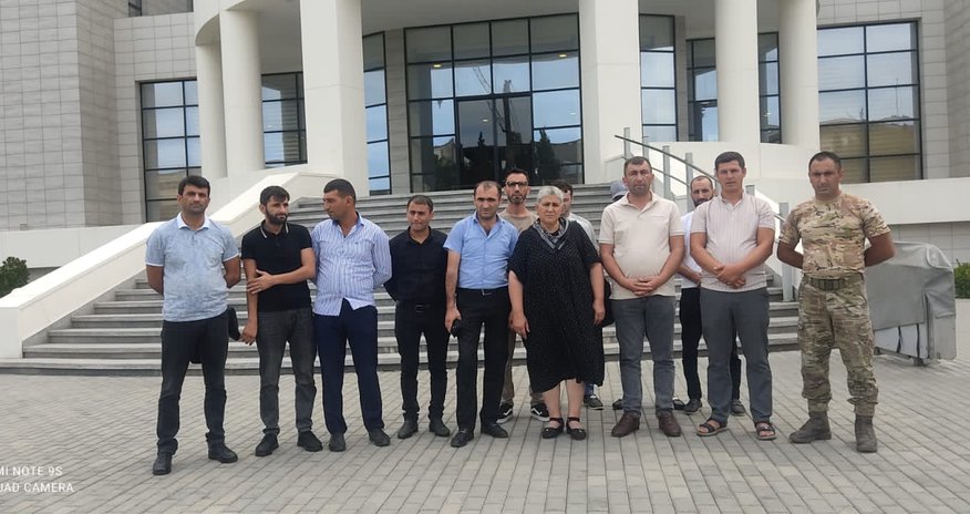 Məhkəmə qarşısında Hikmət Həsənovun hüquq işləri üzrə köməkçisidir - Reportaj Məhkəmə qarşısında Hikmət Həsənovun hüquq işləri üzrə köməkçisidir - Reportaj