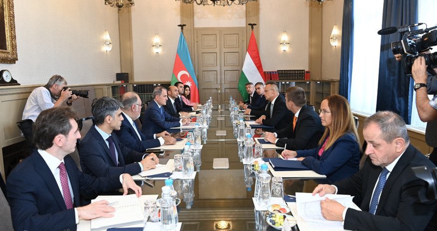 Ceyhun Bayramov Macarıstanın xarici işlər və ticarət naziri ilə görüşüb Ceyhun Bayramov Macarıstanın xarici işlər və ticarət naziri ilə görüşüb