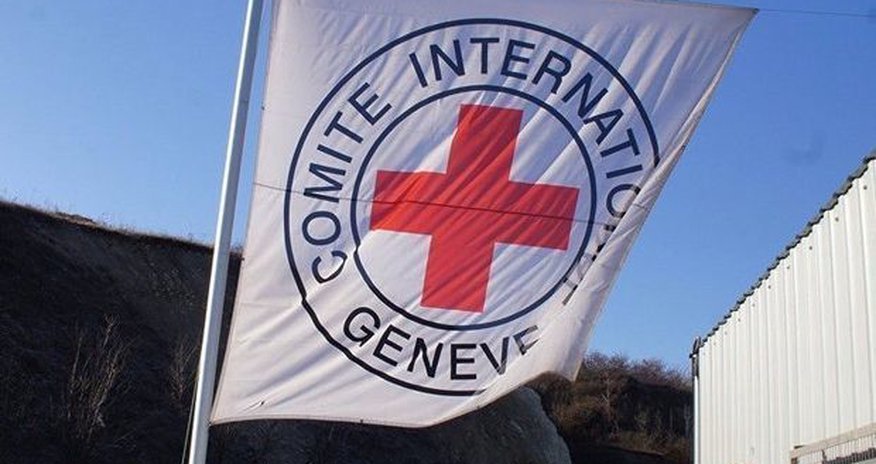 BQXK-nın yük maşını keçid üçün icazə gözləyir BQXK-nın yük maşını keçid üçün icazə gözləyir