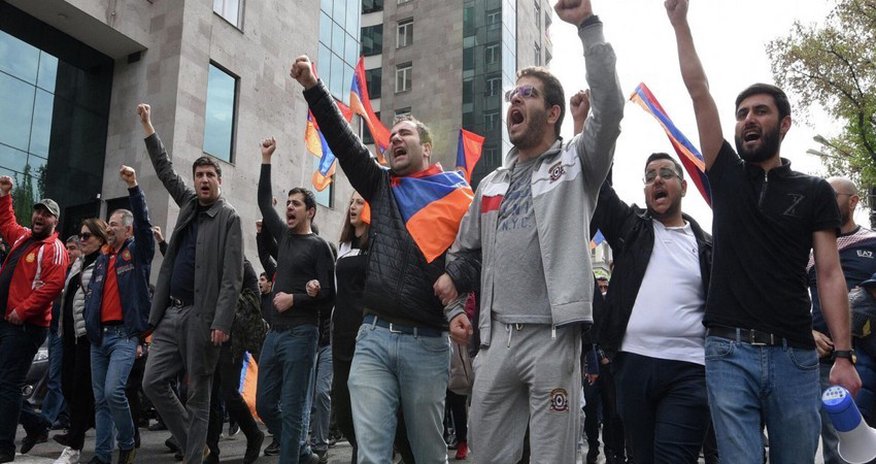 Акция протеста проходит перед зданием парламента Армении в Ереване Акция протеста проходит перед зданием парламента Армении в Ереване