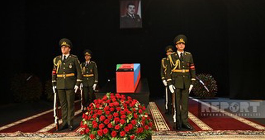 Проходит церемония прощания с национальным героем Риадом Ахмедовым Проходит церемония прощания с национальным героем Риадом Ахмедовым