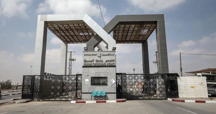 Egypt closes its border crossings with Gaza Strip and Israel Egypt closes its border crossings with Gaza Strip and Israel