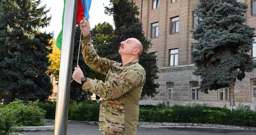İlham Əliyev Xankəndidə Azərbaycanın Dövlət Bayrağını ucaldıb -Fotolar İlham Əliyev Xankəndidə Azərbaycanın Dövlət Bayrağını ucaldıb -Fotolar