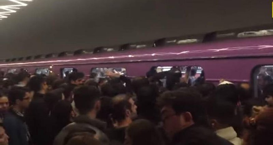 Bakı metrosunda qatarların hərəkəti ləngiyir Bakı metrosunda qatarların hərəkəti ləngiyir