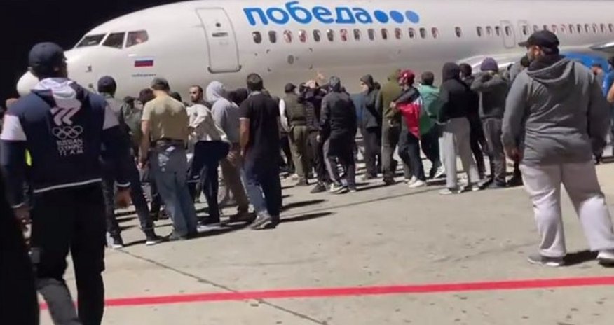 Dağıstanda hava limanında izdiham yaşanır Dağıstanda hava limanında izdiham yaşanır