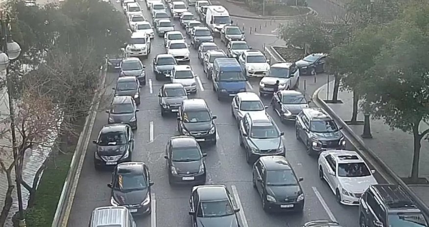Bakının bəzi yollarında tıxac yaranıb - SİYAHI Bakının bəzi yollarında tıxac yaranıb - SİYAHI