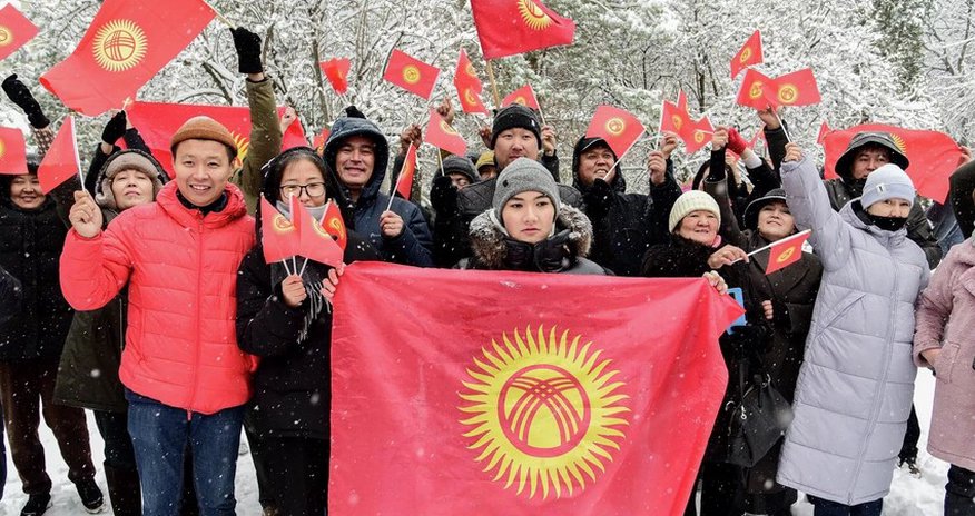 В Бишкеке прошел митинг против изменения флага Кыргызстана В Бишкеке прошел митинг против изменения флага Кыргызстана
