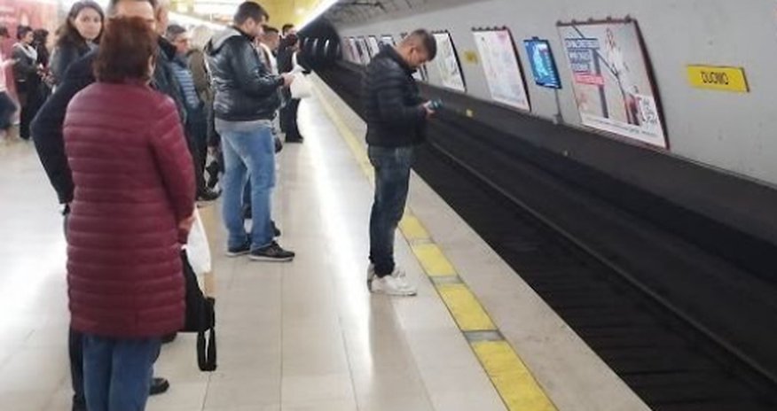 Юная румынка ограбила азербайджанца в миланском метро Юная румынка ограбила азербайджанца в миланском метро