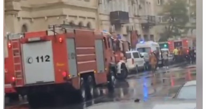 Bakının mərkəzində ev yanır Bakının mərkəzində ev yanır