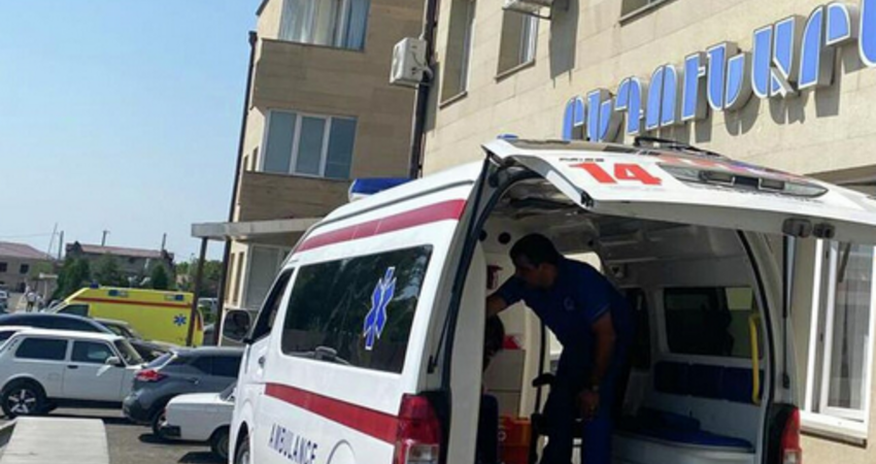В Армении обвалилась стена футбольной академии, один человек погиб В Армении обвалилась стена футбольной академии, один человек погиб