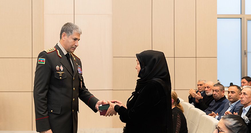 Şəhid polislərin ailə üzvlərinə ali dövlət mükafatları təqdim olunub Şəhid polislərin ailə üzvlərinə ali dövlət mükafatları təqdim olunub