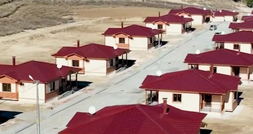 Türkiyədə zəlzələdən zərər çəkənlərə yeni evlər verilir Türkiyədə zəlzələdən zərər çəkənlərə yeni evlər verilir