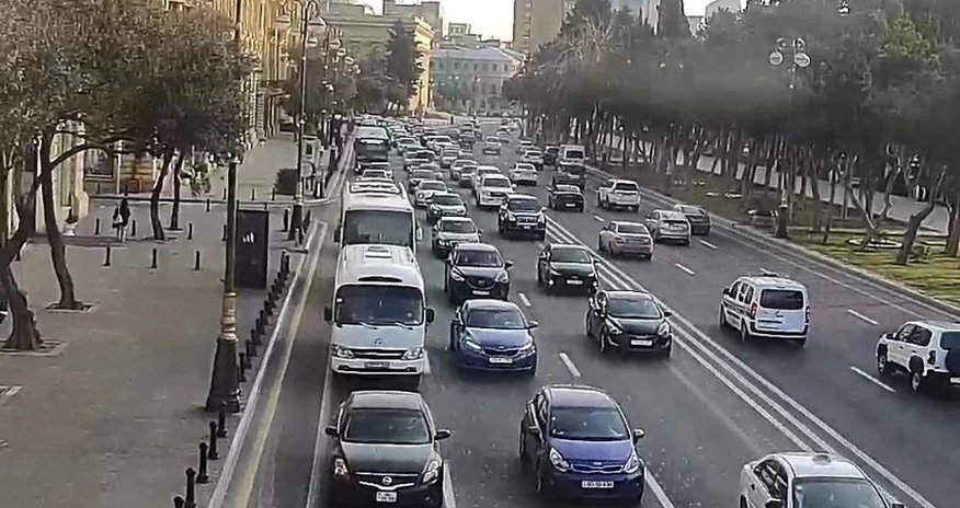 Bakının bir sıra yollarında tıxac yaranıb Bakının bir sıra yollarında tıxac yaranıb