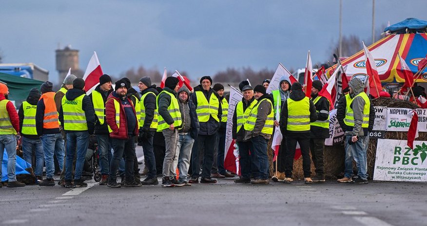 Polish farmers start blocking border with Lithuania due to import of Ukrainian grain Polish farmers start blocking border with Lithuania due to import of Ukrainian grain