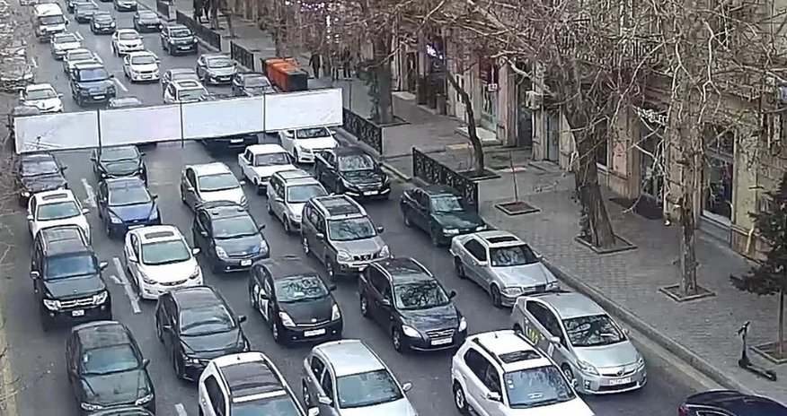 Bəzi yollarda tıxac var Bəzi yollarda tıxac var