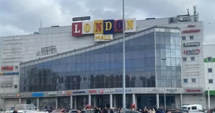 Из ТЦ «London Mall» в Санкт-Петербурге эвакуировали людей из-за сообщения о бомбе - ВИДЕО Из ТЦ «London Mall» в Санкт-Петербурге эвакуировали людей из-за сообщения о бомбе - ВИДЕО