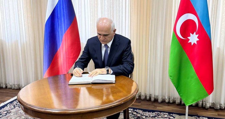 Шахин Мустафаев оставил запись в книге соболезнований в посольстве РФ в Баку Шахин Мустафаев оставил запись в книге соболезнований в посольстве РФ в Баку