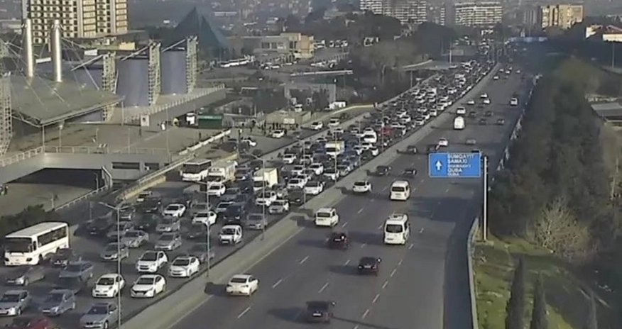 Bakının bu yollarında tıxac var Bakının bu yollarında tıxac var