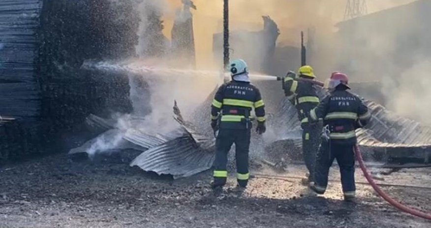 В Баку горит рынок пиломатериалов: пожар локализован, полиция приняла меры безопасности - ОБНОВЛЕНО В Баку горит рынок пиломатериалов: пожар локализован, полиция приняла меры безопасности - ОБНОВЛЕНО