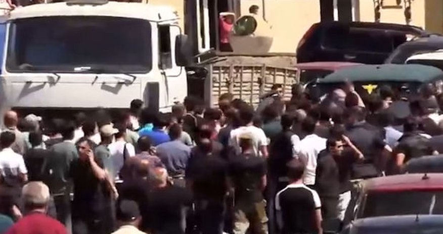 Tavuşda maşını etirazçıların üzərinə sürdülər - VİDEO Tavuşda maşını etirazçıların üzərinə sürdülər - VİDEO