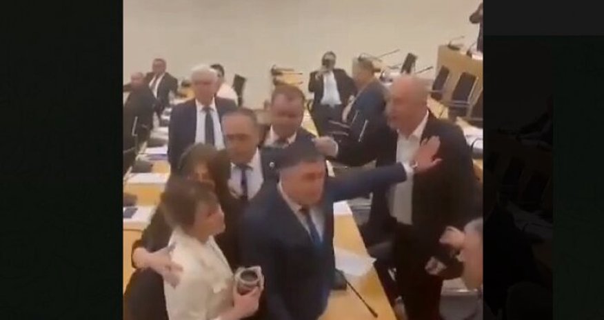 Gürcüstan parlamentində dava düşüb Gürcüstan parlamentində dava düşüb
