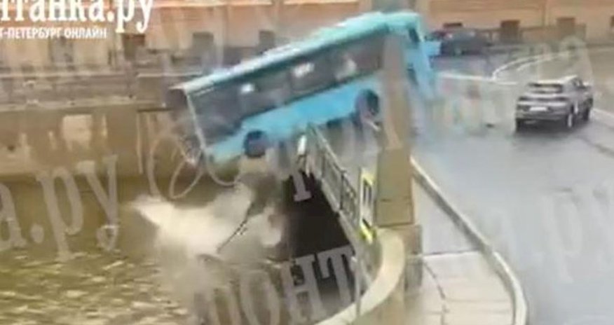 Sankt - Peterburqda avtobus çaya aşıb, ölənlər var Sankt - Peterburqda avtobus çaya aşıb, ölənlər var