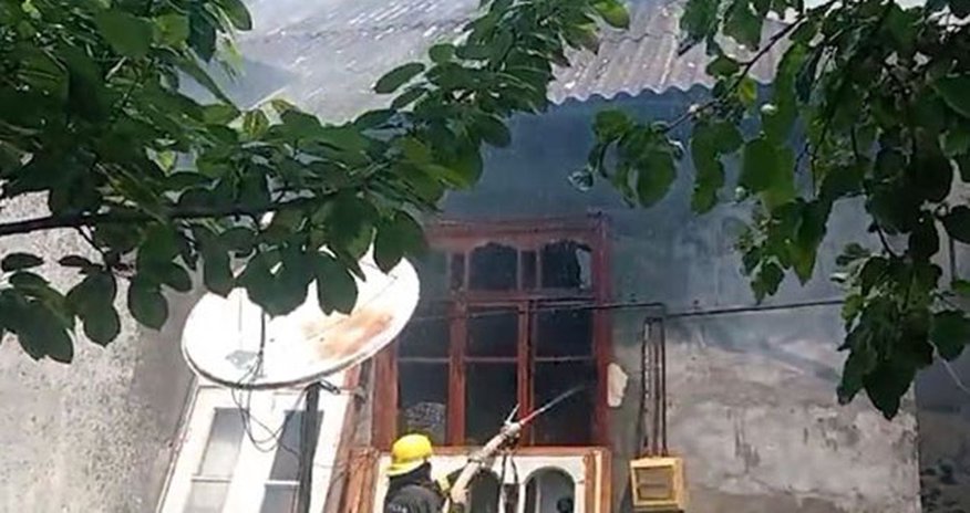 Ağdaşda yeddiotaqlı ev yanıb - Video Ağdaşda yeddiotaqlı ev yanıb - Video