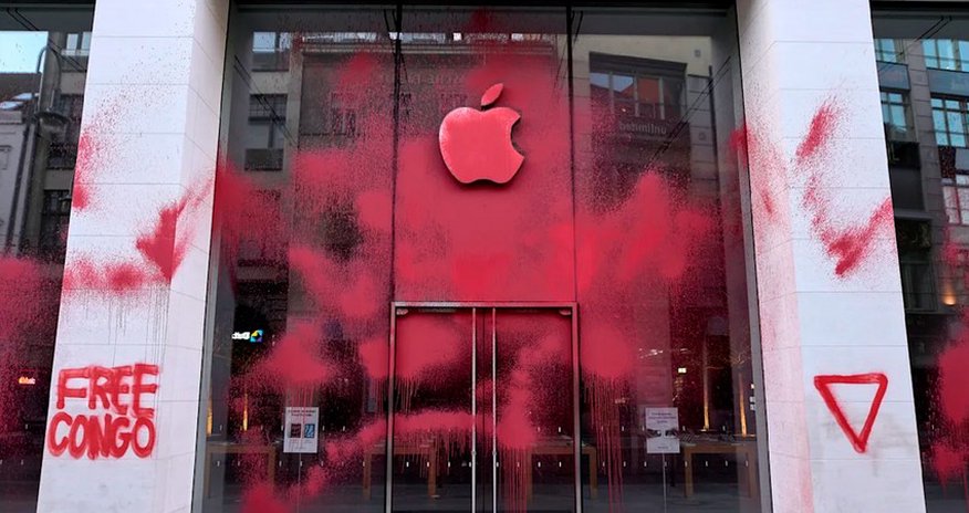 В Берлине магазин Apple облили краской, оставив надпись Free Congo В Берлине магазин Apple облили краской, оставив надпись Free Congo