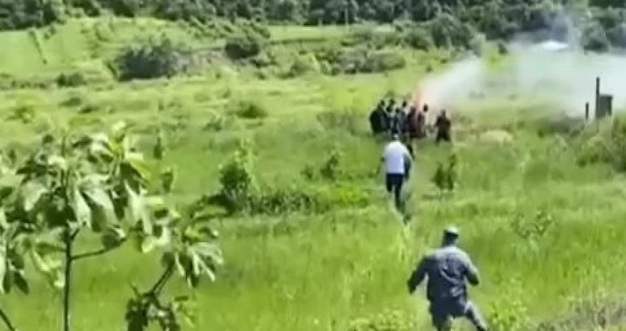 Ermənilər Qazaxın kəndlərini tərk edərkən evləri yandırır - VİDEO Ermənilər Qazaxın kəndlərini tərk edərkən evləri yandırır - VİDEO
