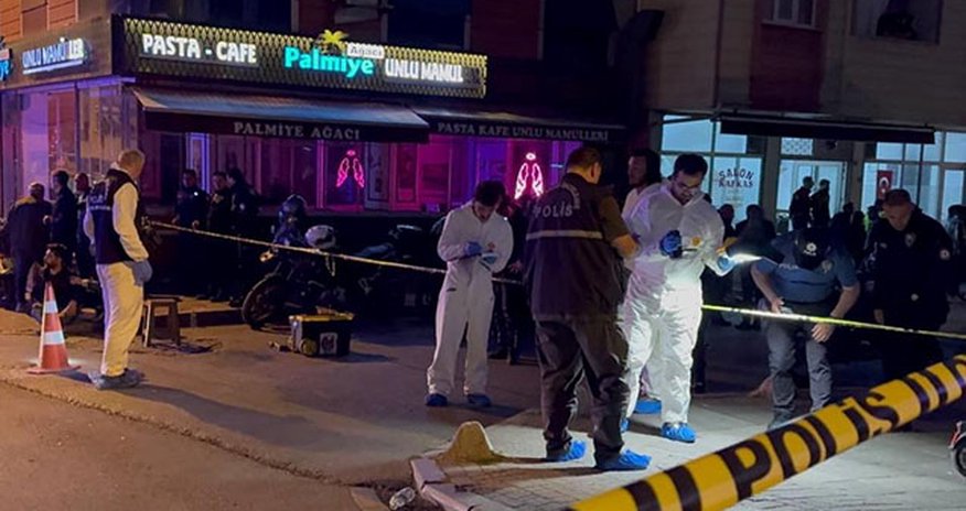İstanbulda kafeyə silahlı basqın olub,ölənlər var İstanbulda kafeyə silahlı basqın olub,ölənlər var