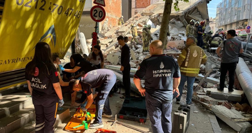 İstanbulda yaşayış binası çöküb - Video Yenilənib İstanbulda yaşayış binası çöküb - Video Yenilənib