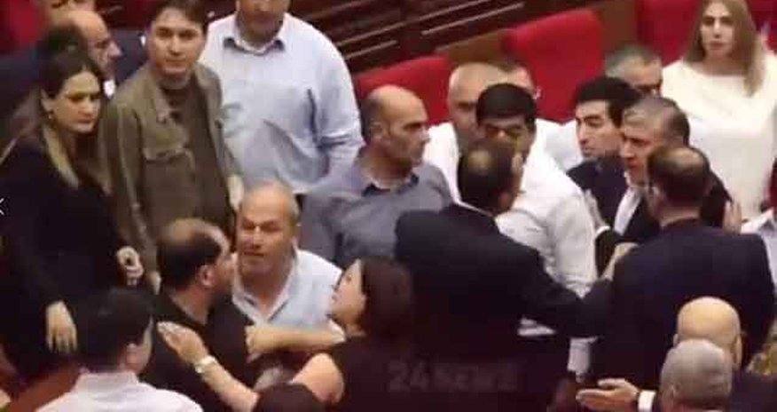 Ermənistan parlamentində deputatlar arasında dava - Video Ermənistan parlamentində deputatlar arasında dava - Video