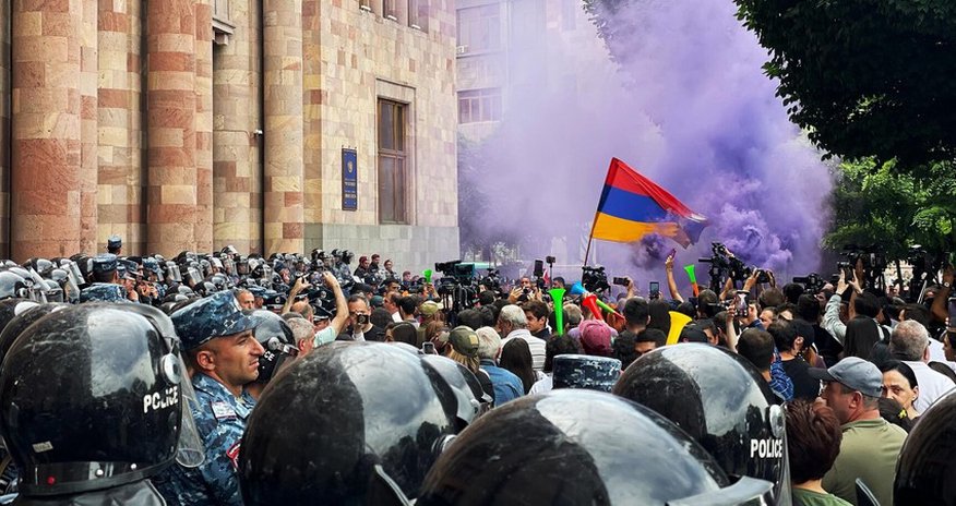 Ermənistanda etirazçıların kütləvi həbsinə başlanılıb Ermənistanda etirazçıların kütləvi həbsinə başlanılıb