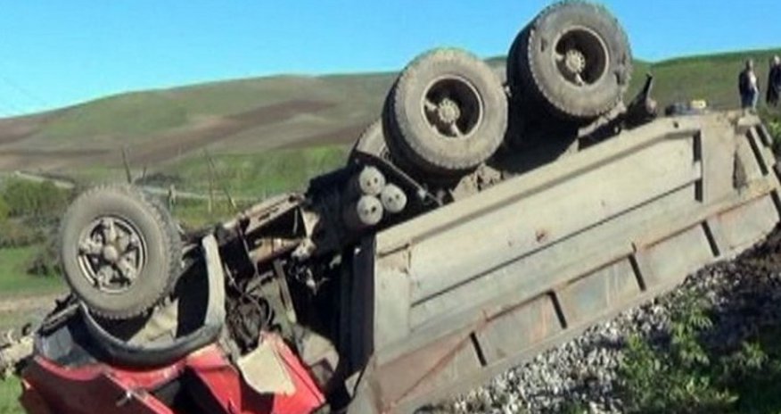 Qaradağda yük avtomobilləri toqquşub,xəsarət alan var Qaradağda yük avtomobilləri toqquşub,xəsarət alan var