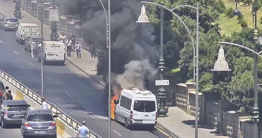 Bakıda mikroavtobus yanıb Bakıda mikroavtobus yanıb