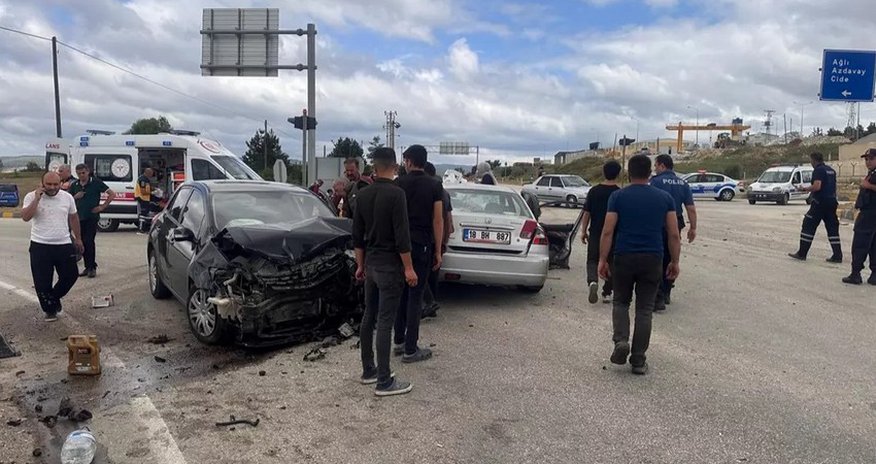 В Турции обстрелян автомобиль, есть погибшие и раненые В Турции обстрелян автомобиль, есть погибшие и раненые