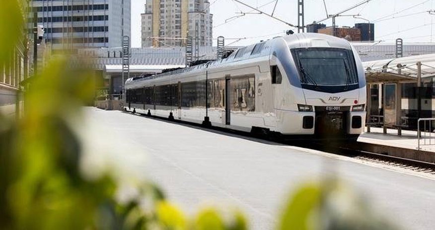 Bakıya yeni elektrik qatarı gətirilib Bakıya yeni elektrik qatarı gətirilib