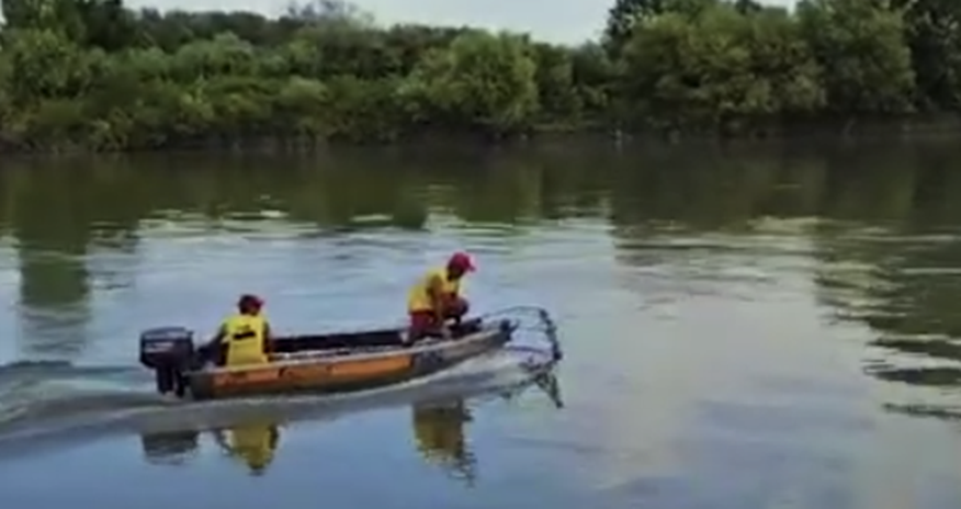 Kürdə batdığı ehtimal olunan Səidin axtarışları davam edir - Video Kürdə batdığı ehtimal olunan Səidin axtarışları davam edir - Video