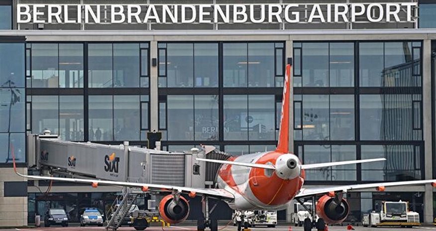Berlin hava limanında uçuşlar dayandırılıb Berlin hava limanında uçuşlar dayandırılıb
