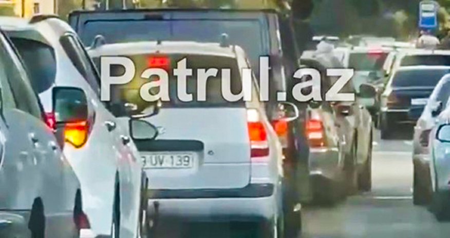 Maşının qapısını açıb ətrafa silah tuşladı - Yenilənib/VIDEO Maşının qapısını açıb ətrafa silah tuşladı - Yenilənib/VIDEO