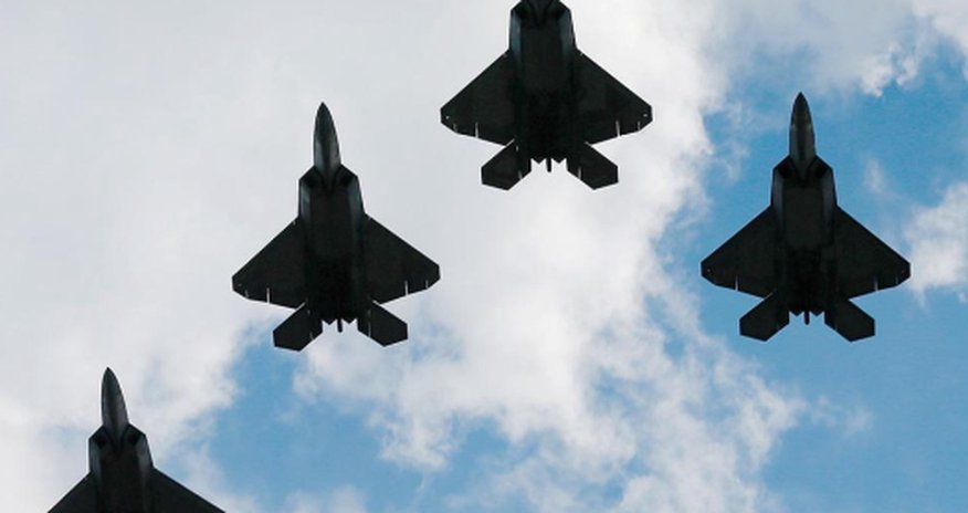 США отправили истребители на базу на Ближнем Востоке США отправили истребители на базу на Ближнем Востоке