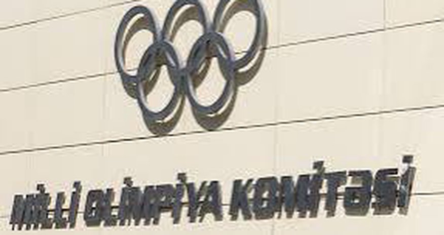 Əliyev Milli Olimpiya Komitəsinin üzvlərini təltif edib Əliyev Milli Olimpiya Komitəsinin üzvlərini təltif edib
