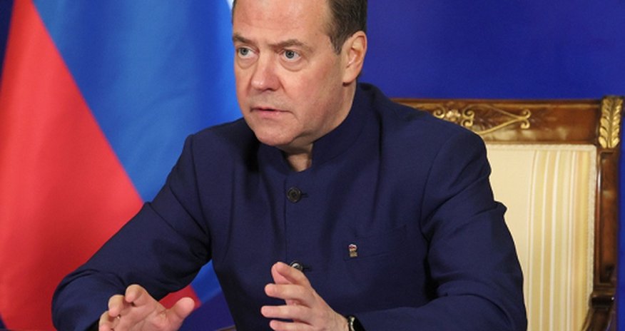 Медведев проснулся и угрожает Медведев проснулся и угрожает