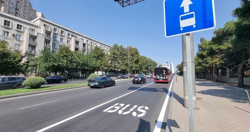 Tiblisi prospektində avtobus zolağı çəkilir Tiblisi prospektində avtobus zolağı çəkilir