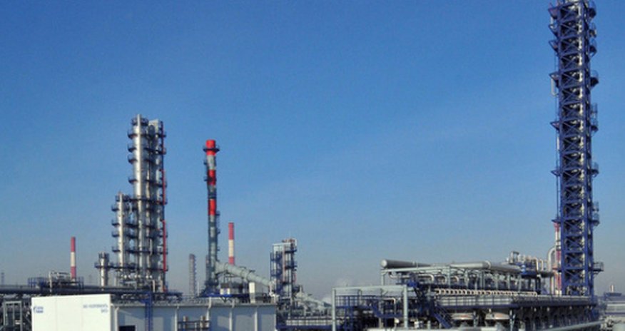 Взрыв на крупнейшем нефтезаводе в России Взрыв на крупнейшем нефтезаводе в России