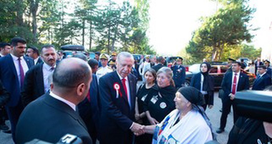 Ərdoğan Azərbaycandan olan şəhid ailə üzvləri ilə görüşüb Ərdoğan Azərbaycandan olan şəhid ailə üzvləri ilə görüşüb