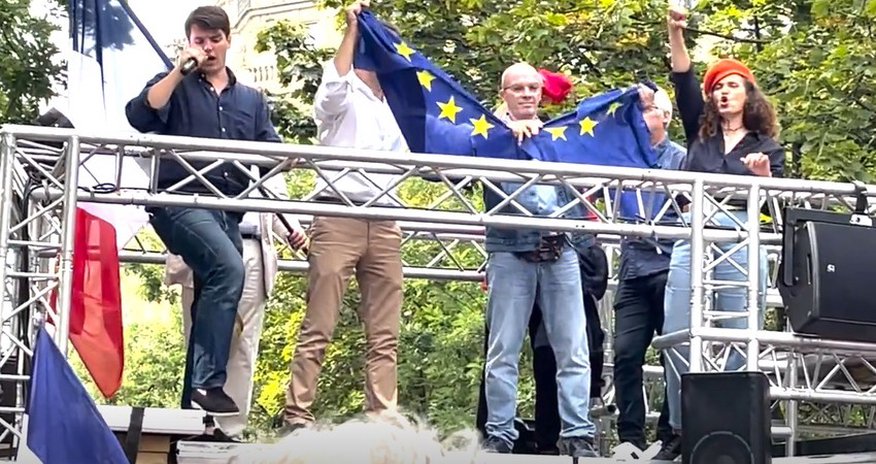 Митингующие в Париже разорвали флаг Евросоюза Митингующие в Париже разорвали флаг Евросоюза