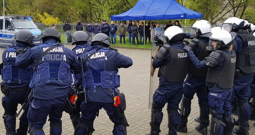 В Польше полиция пригрозила властям страны массовыми протестами В Польше полиция пригрозила властям страны массовыми протестами