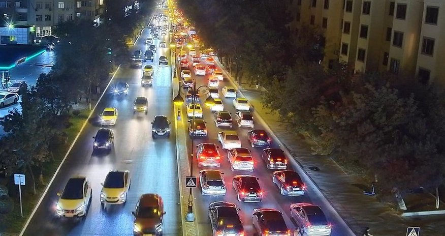 Bakıda qəza səbəbindən sıxlıq yaranıb Bakıda qəza səbəbindən sıxlıq yaranıb