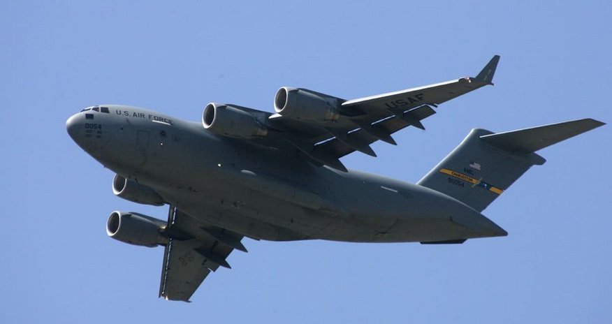 В США у военного самолета Boeing в полете оторвалась часть хвоста В США у военного самолета Boeing в полете оторвалась часть хвоста